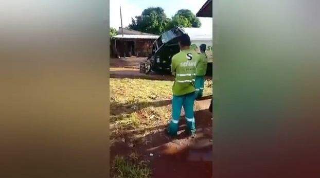 VÍDEO: Caminhão da Solurb atola e quase tomba em rua alagada no Jardim Carioca