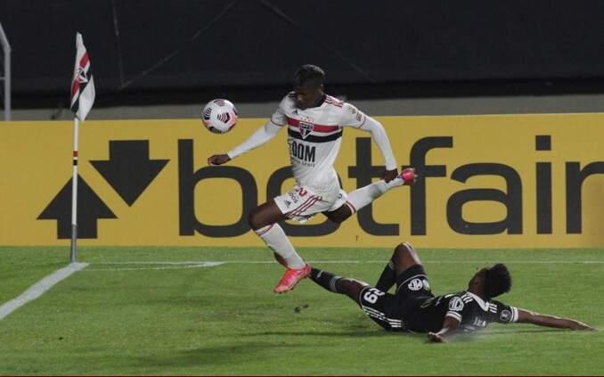 São Paulo derrota Sporting Cristal, por 3 a 0, mas fica em segundo no grupo