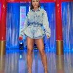 Sabrina Sato usa short jeans tendência no ‘Domingo Show’