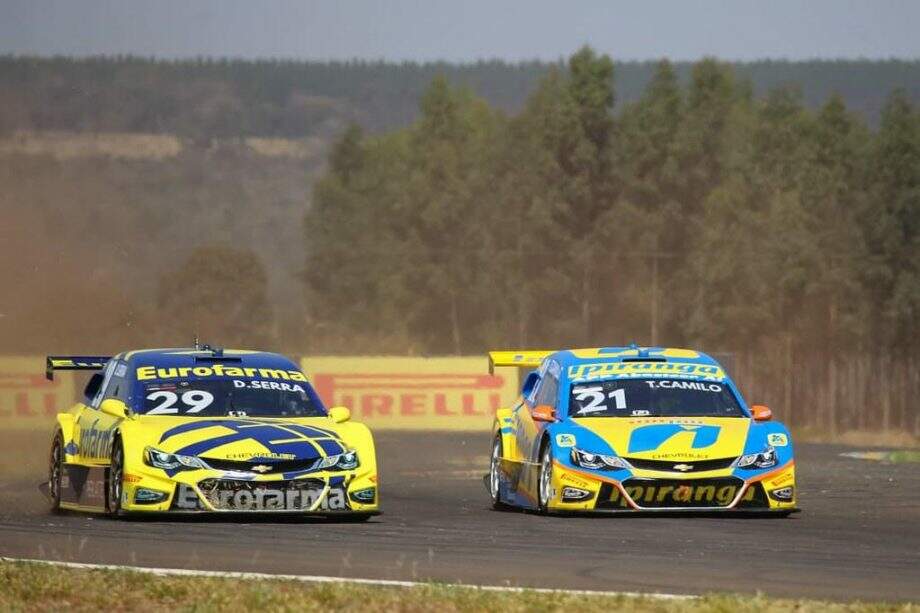 Camilo passa por Daniel no treino de ontem (Franz Mendes}