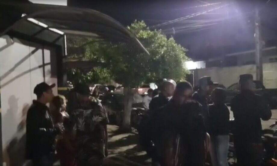 Operação aborda 84 pessoas e fecha tabacaria por aglomeração em Campo Grande