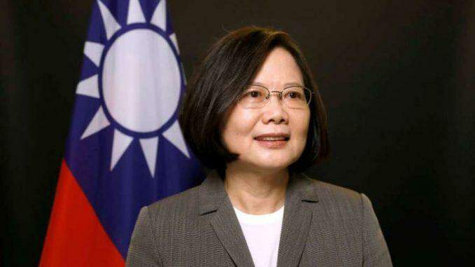 Presidente de Taiwan é reeleita propondo postura mais dura em relação à China