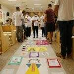 Inovação: Corpus Christi tem tapete com desenhos de crianças e procissão