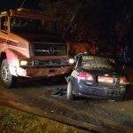 Motorista bêbado causa acidente com carreta e deixa taxista gravemente ferido