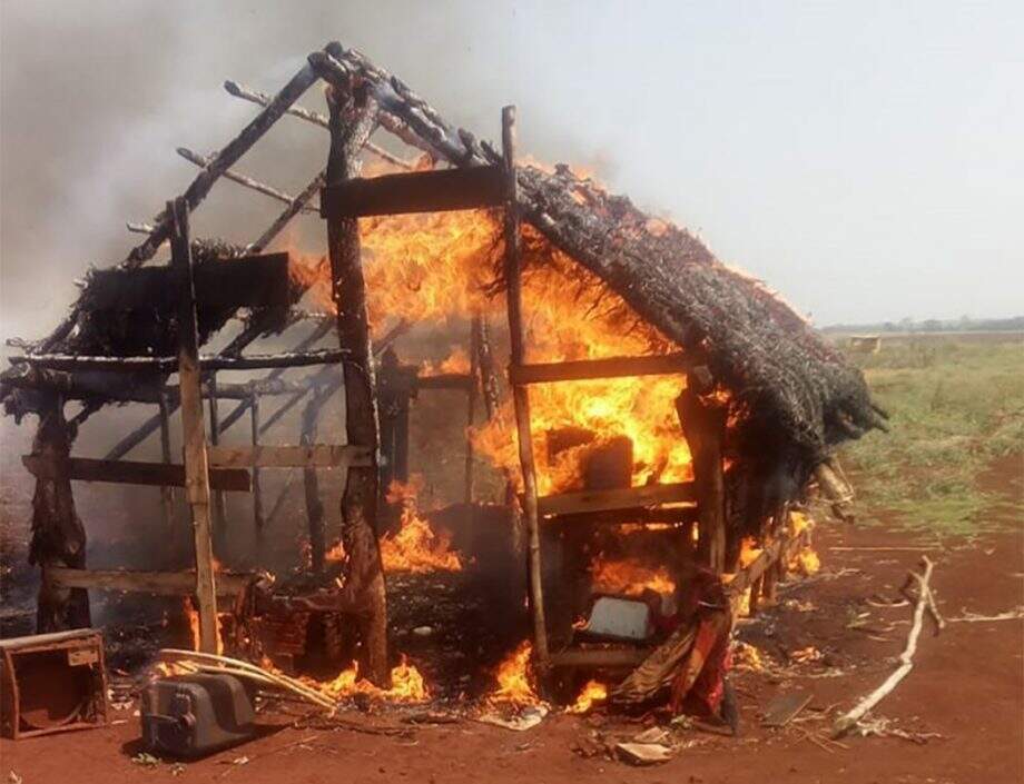 Casa de família indígena após ser incendiada