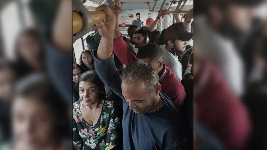 Chiquinho Telles dentro do ônibus. (Foto: Marcos Ermínio).