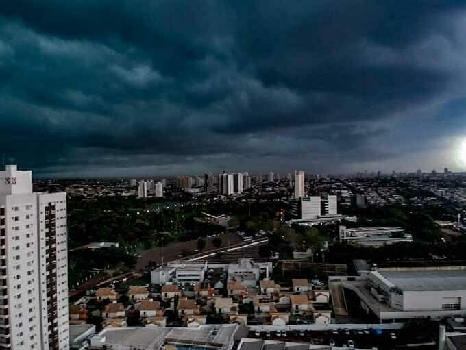 Com chuva e rajadas de vento, tempestade transforma ‘dia em noite’ em Campo Grande