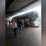 VÍDEO: Acima da capacidade permitida, passageiros flagram ônibus lotado no Terminal Nova Bahia