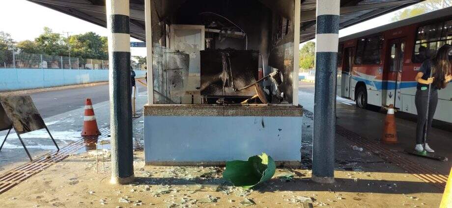 VÍDEO: Adolescente coloca fogo e faz quebra-quebra em terminal de ônibus em Campo Grande