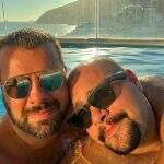 Tiago Abravanel aproveita dia quente na piscina com o marido