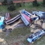 Trem carregado com soja descarrila e 17 vagões tombam em cidade de MS