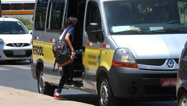 Prefeito aprova lei que aumenta ‘validade’ de veículos usados para transporte escolar
