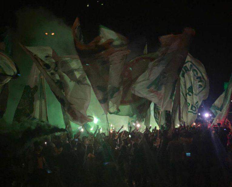 Com festa e aglomeração da torcida, Palmeiras embarca para o Mundial no Catar