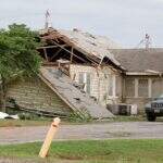 Duas pessoas morrem e comunidade é destruída por tornado nos EUA