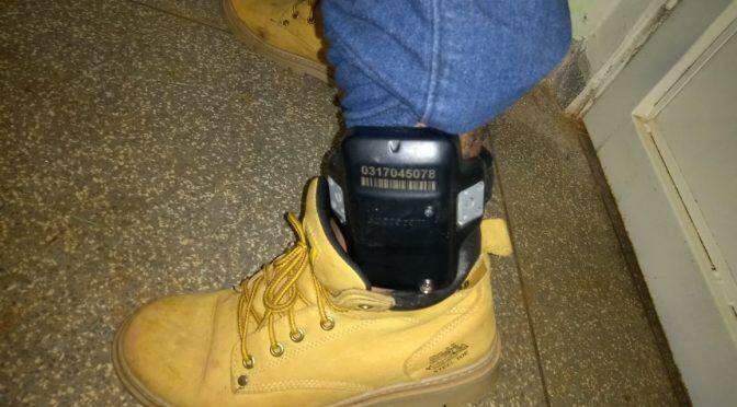 De tornozeleira eletrônica ladrão rouba celular, mas é rastreado pela polícia em Ladário