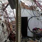 Ventania derruba torre de transmissão de rádio e destrói casa em cidade de MS