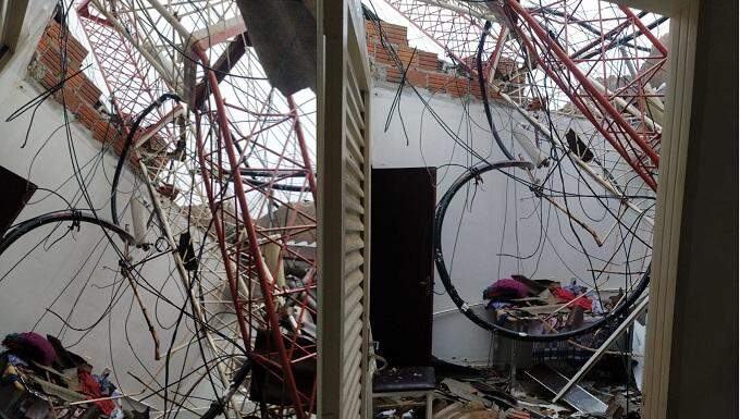 Ventania derruba torre de transmissão de rádio e destrói casa em cidade de MS