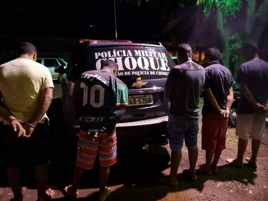 Traficantes são presos após serem flagrados preparando ‘mocó’ de maconha em carro