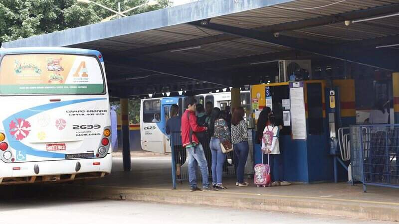 Passageiros em terminal de ônibus de Campo Grande.