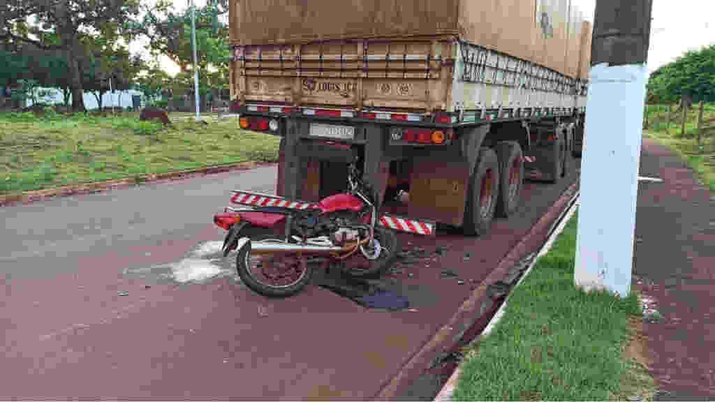 Condutor bateu em carreta estacionada em bairro de Dourados