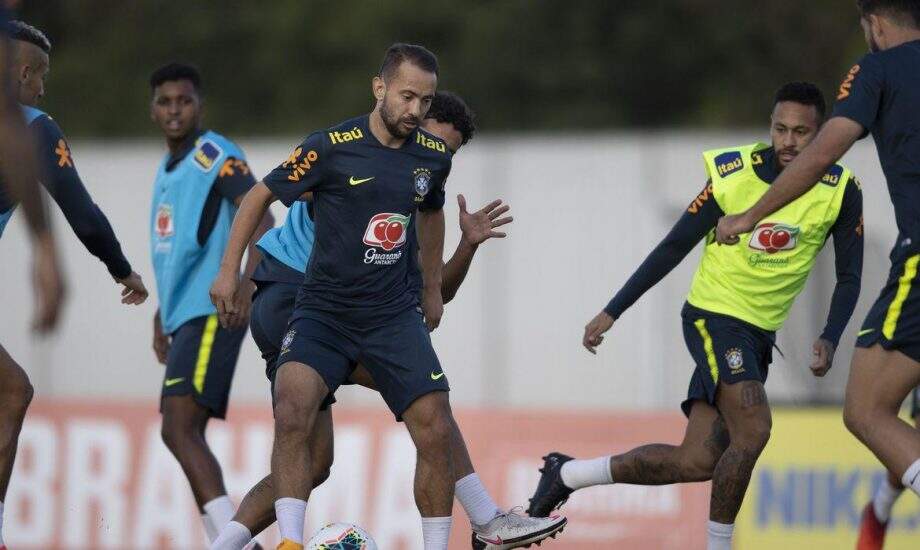 Seleção brasileira faz últimos preparativos antes de enfrentar Peru