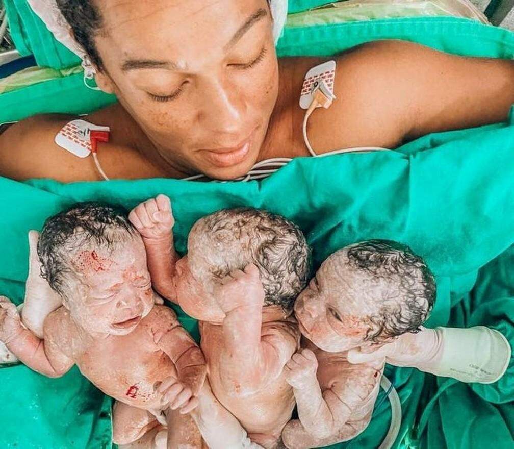 Mulher dá à luz a um filho na 1° gestação, gêmeos da 2° e trigêmeos na 3°