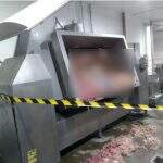 Trabalhador de frigorífico cai em máquina de trituração e morre em MS