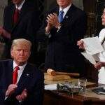 Trump se recusa a apertar mão de Pelosi que reage rasgando cópia do discurso