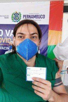 Túlio Gadêlha mostra irmão recebendo vacina contra coronavírus