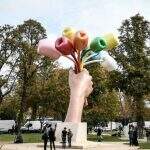 Koons inaugura “Buquê de Tulipas” gigante em homenagem a vítimas dos ataques de 2015 em Paris