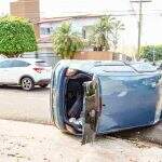 Veículo tomba após acertar lateral de Corolla que tentou fazer conversão na Rua Pernambuco