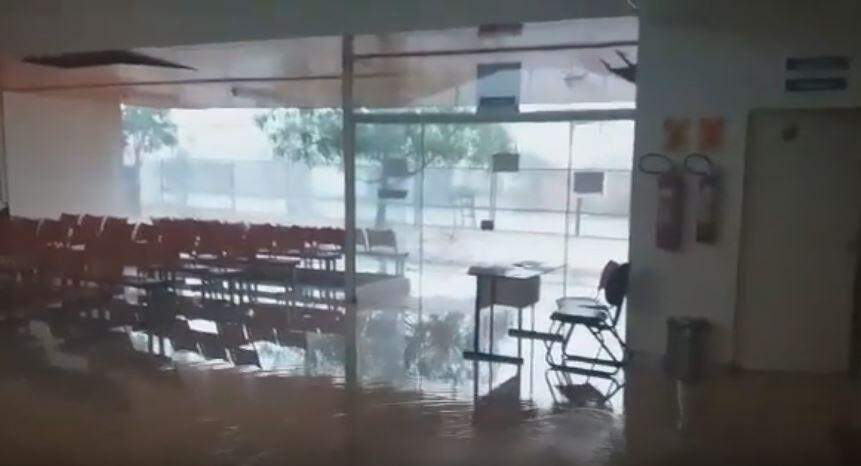 VÍDEOS: Tetos cedem e chuva alaga UPA Universitário e UBSF Botafogo