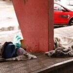 Saiba o que fazer ao encontrar um morador de rua dormindo no frio