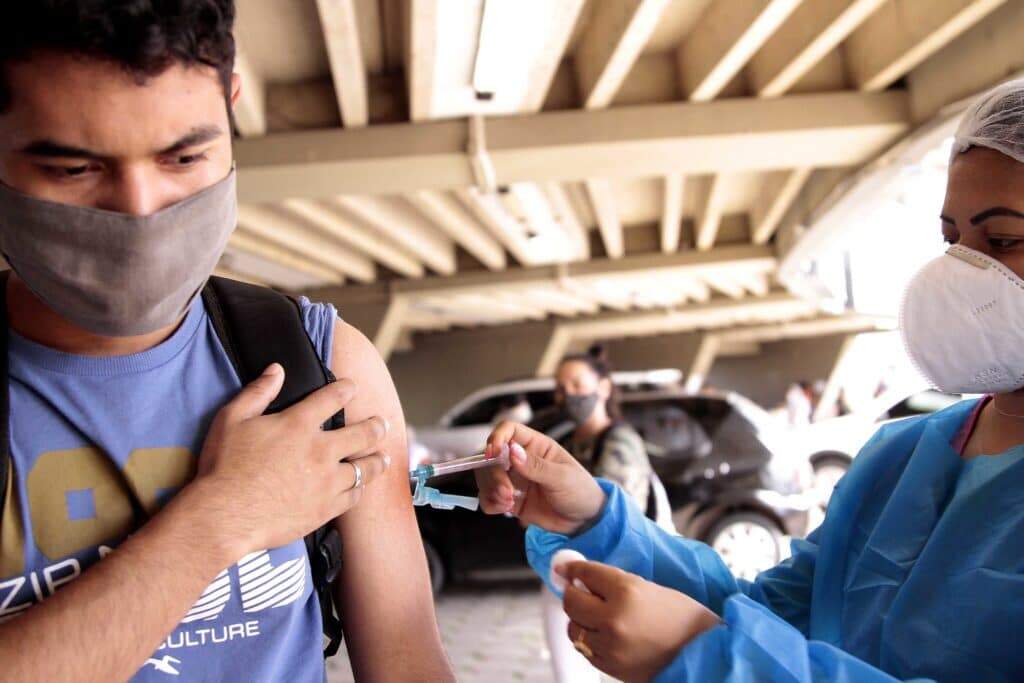 Brasil tem 21,36% da população vacinada com a primeira dose contra a covid-19