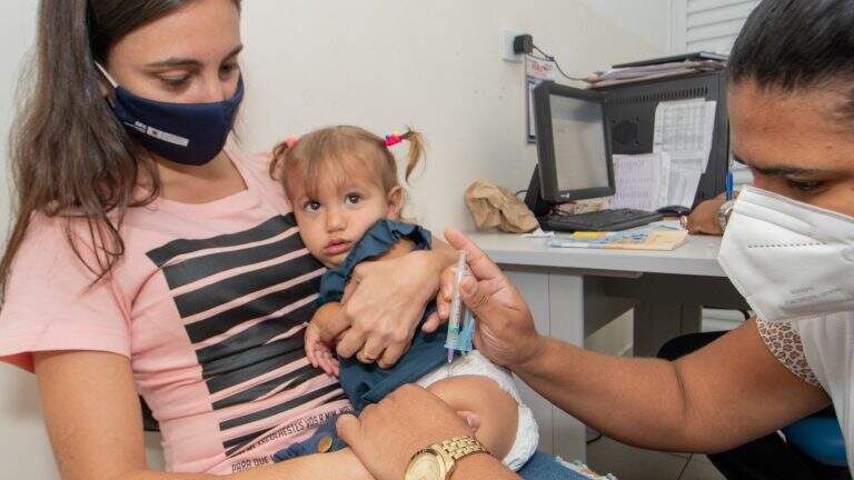 Crianças são vacinadas contra a gripe neste feriado em Campo Grande