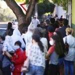 Primeiro dia de vacina da gripe liberada para todos tem alta procura e filas em Campo Grande