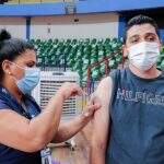 Campo Grande vacina jovens a partir de 19 anos e aplica 2ª dose nesta segunda-feira