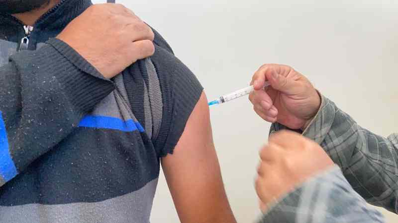 Aplicação das três doses do imunizante contra a Covid-19 acontece ao lado do estádio Douradão