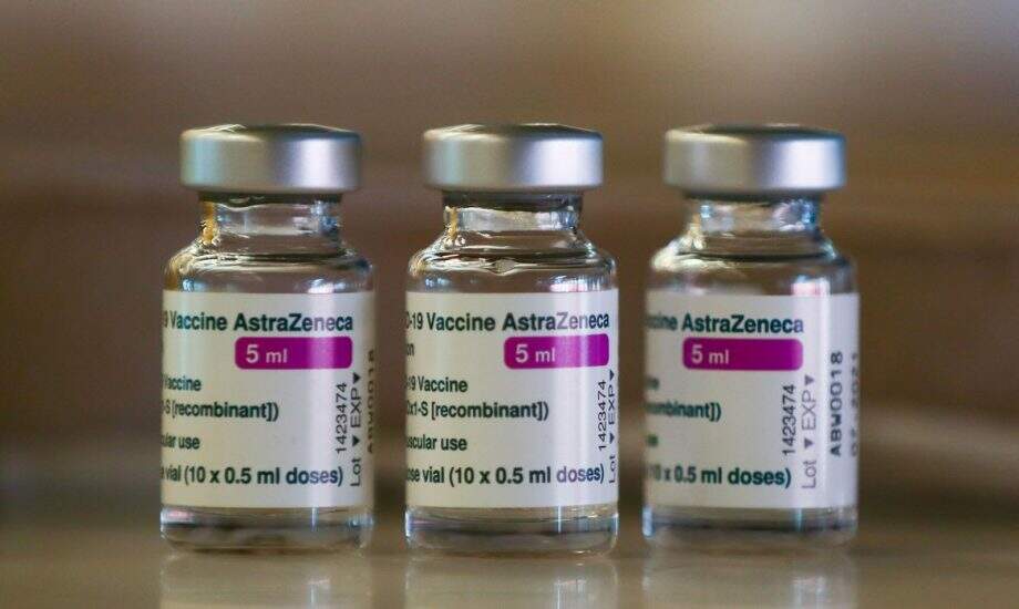 Brasil recebe 5,9 milhões de doses da vacina de Oxford neste sábado