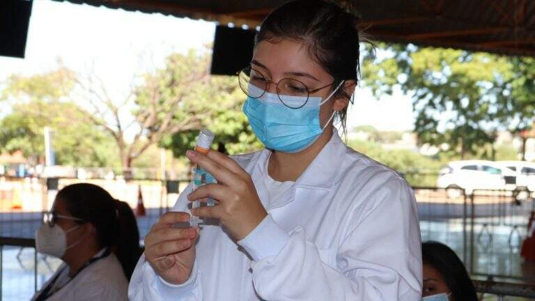 Vacinação com 1ª dose será para vários grupos de trabalhadores nesta sexta em Campo Grande