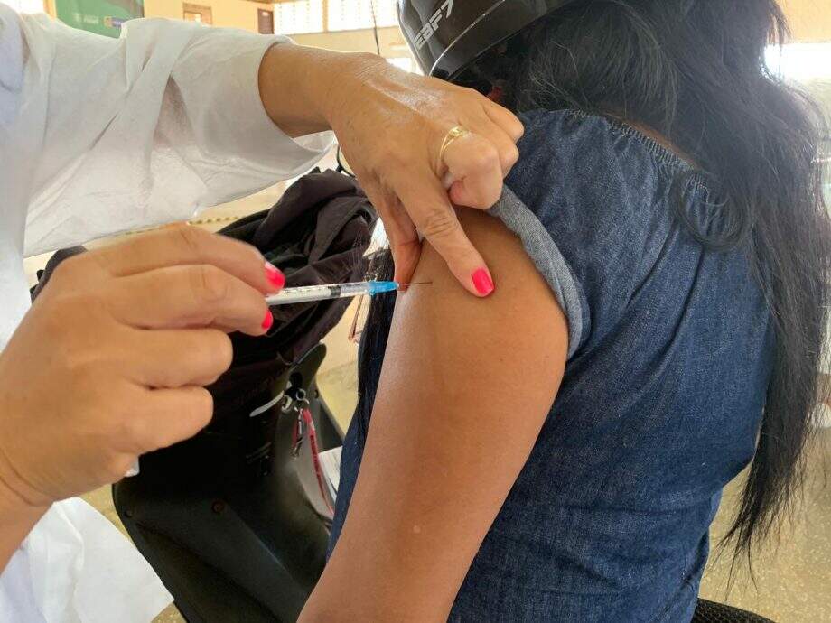 Aplicação da vacina em faltosos acontece no Centro de Convivência do Idoso