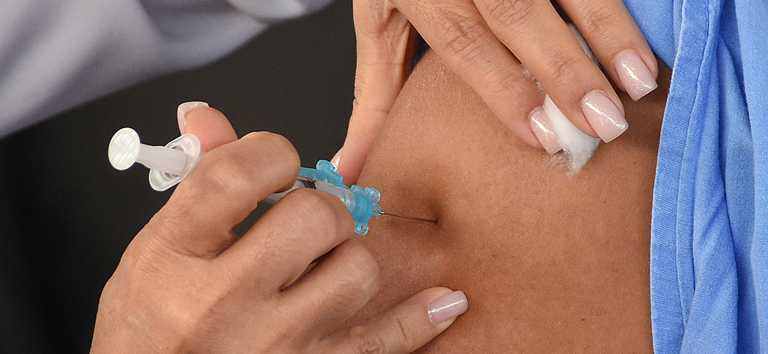 Ministério da Saúde diz que vacinação em adolescentes "está em discussão"