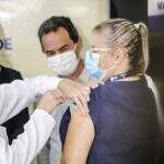 Campo Grande inicia campanha com vacinação de enfermeira de 52 anos em unidade de saúde