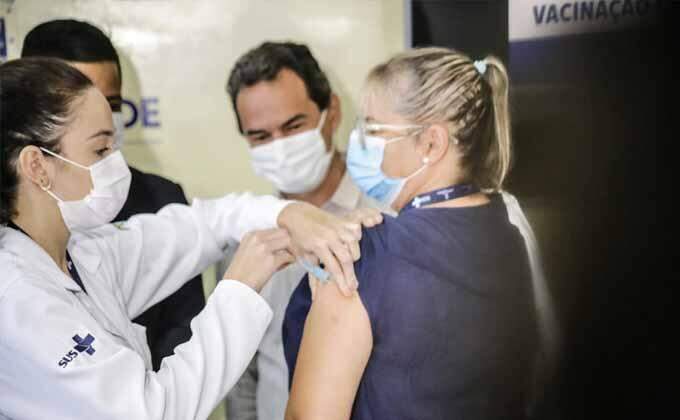 Campo Grande inicia campanha com vacinação de enfermeira de 52 anos em unidade de saúde