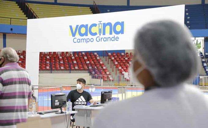 Idosos de 64 anos podem se vacinar nesta sexta-feira em Campo Grande; confira locais