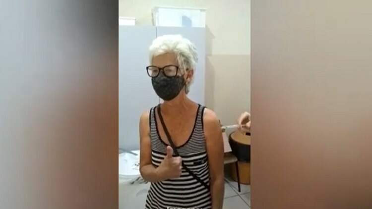 Família denuncia que técnica não aplicou vacina em idosa em Campo Grande; Sesau nega