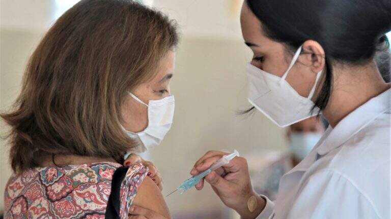 Aumento de doenças respiratórias pela queda de temperatura gera alerta para importância da vacinação