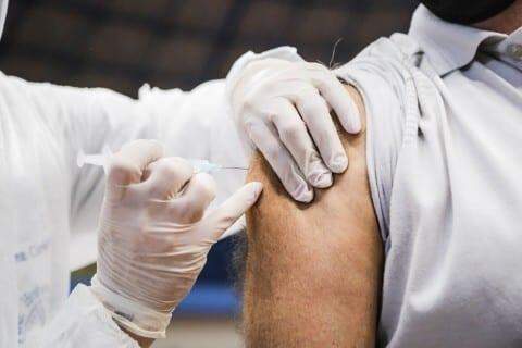 Um ano após 1ª morte por Covid-19, vacinação contra o vírus é maior esperança em MS