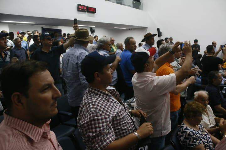 VÍDEO: Sob xingamentos, deputados aprovam pacote de Reinaldo com aumento de impostos