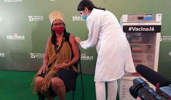 Técnica de Enfermagem de 50 anos é a primeira indígena do país vacinada contra a Covid-19